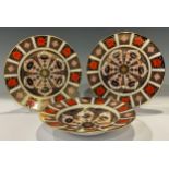 A set of three Royal Crown Derby 1128 Imari pattern circular dishes, 21.5cm diameter, first quality