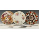 A Royal Crown Derby Imari palette 1128 pattern dinner plate, an Imari pistol grip cake slice, an