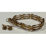 A 9ct gold gate link bracelet, 5g gross; a pair of 9ct gold earrings, each marked '9CT'