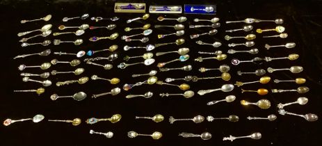 A quantity of Sterling silver collectors spoons, various subjects and destinations [331g gross];