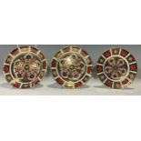 A pair of Royal Crown Derby 1128 Imari pattern dishes, 16.5cm diameter, first quality; a similar