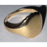 A 9ct gold signet ring, 3.7g