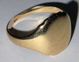 A 9ct gold signet ring, 3.7g