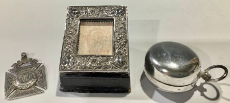 A George V silver sovereign case, Birmingham 1916, 17g; an Edwardian silver mounted slope front