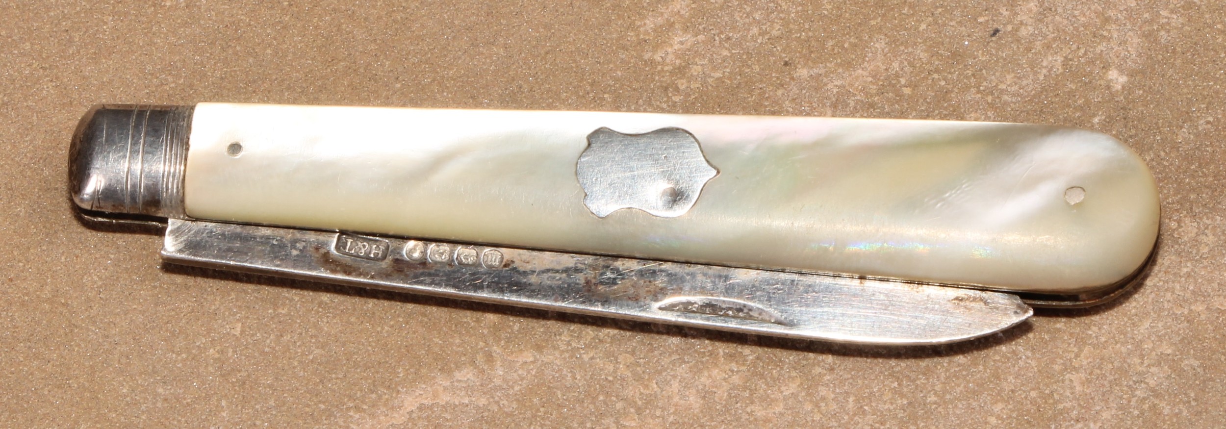 A George V silver penknife, 7cm long (closed), John Round & Sons, Sheffield 1924; a Victorian silver - Image 3 of 7