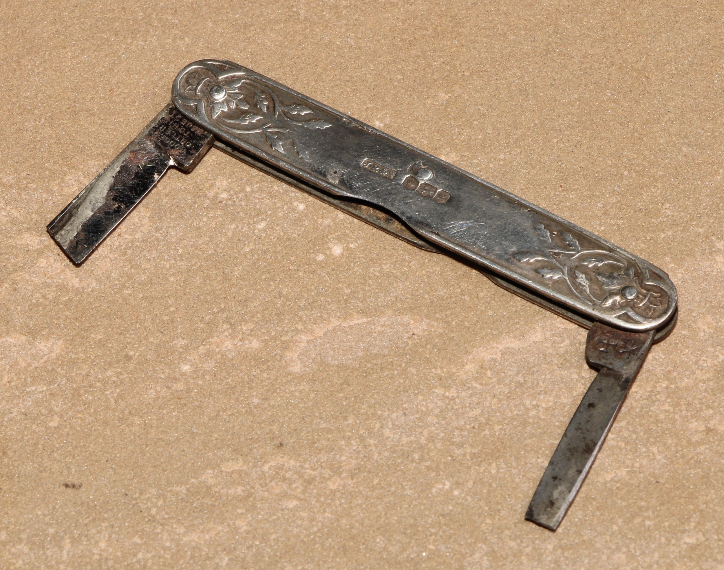 A George V silver penknife, 7cm long (closed), John Round & Sons, Sheffield 1924; a Victorian silver - Image 5 of 7