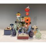 A Murano glass clown decanter, 39cm; two Murano glass clown musicians; six Caithness vases; a