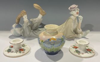 A Lladro figure, resting clown, 37cm long; a pair of Wedgwood Kutani Crane pattern boudoir