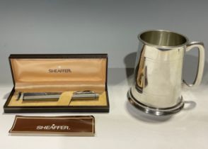 A Sheaffer Textron fountain pen, boxed with instructions; a pewter tankard (2)