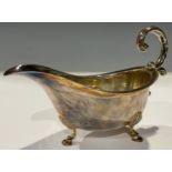 A silver sauce boat, Birmingham 1958, 98g