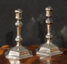 A pair of early George I Britannia cast silver hexagonal candlesticks, knopped pillars, 17cm high,