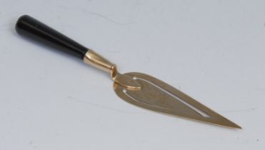 A 9ct gold novelty bookmark, as a trowel, 8cm long