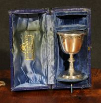 Ecclesiastical - a George V silver travelling Communion chalice and cover, 7cm high, A R Mowbray &