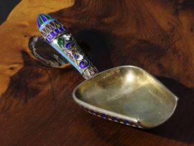 A Russian silver-gilt and cloisonne enamel caddy spoon, 9cm long, c.1900