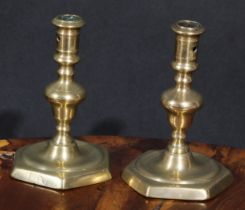 A pair of 18th century brass candlesticks, knopped pillars, hexagonal bases, 16.5cm high
