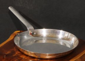 An unusual Irish silver frying pan, planished handle, 27cm diam, Michael D Hilliar, Dublin 1977,