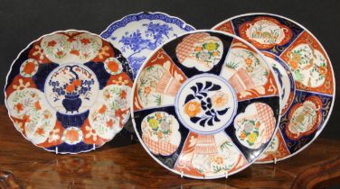 A Japanese circular charger, typically painted in the Imari palette, 33.5cm diameter, Meiji
