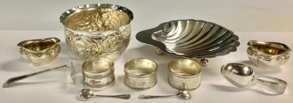 A George VI silver scallop shell shaped dish, resting on three spherical feet, 15.5cm wide,