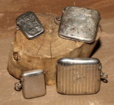 A George V silver curved rounded rectangular vesta case, engine turned, hinged cover, 5.5cm wide,