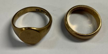 A 9ct gold wedding bank; a 9ct gold signet ring (2)