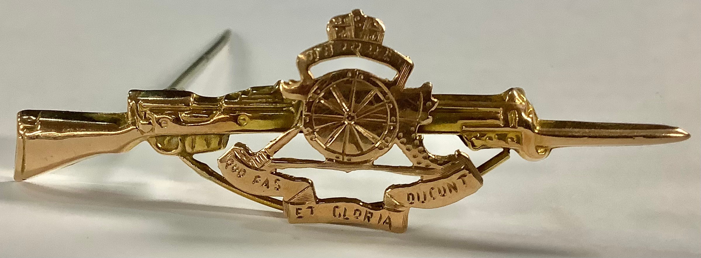A 9ct gold Royal Artillery rifle and badge brooch