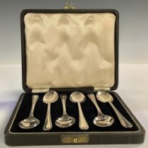 A cased set of hallmarked silver teaspoons, Birmingham 1940