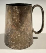 A silver spreading cylindrical mug, Sheffield 1924, 261g