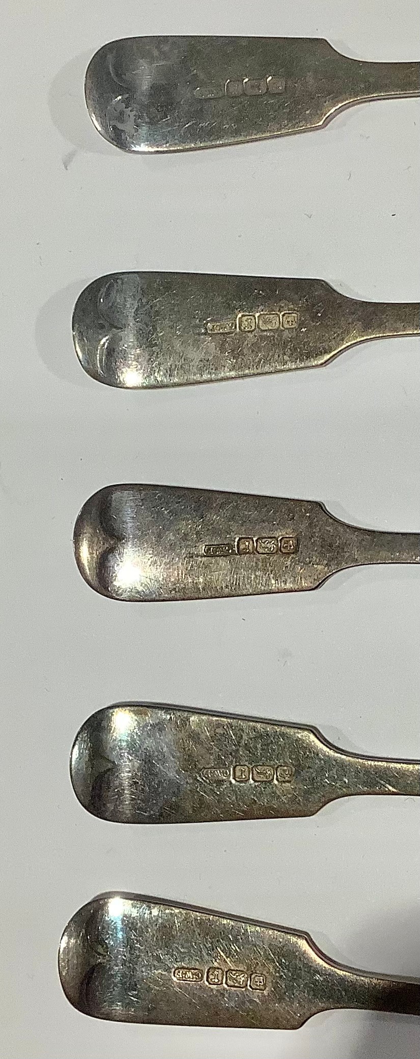 A set of five silver teaspoons, Sheffield 1909, 103g - Image 2 of 2