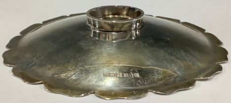 A silver flower shaped pedestal dish, 12.5cm diameter, Birmingham 1989, 95g