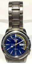 A gentleman's Seiko Automatic stainless steel wristwatch, the blue and yellow dial with baton and