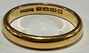 A 22ct gold wedding band, size O, London 1923, the interior engraved 28.8.24, 5g