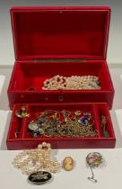 Jewellery, silver mounted brooches, etc