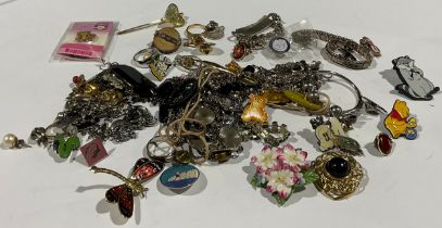 A collection of jewellery, badges, etc