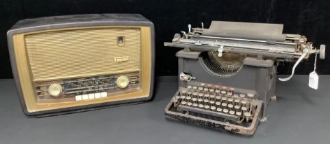 A Murphy bakelite valve radio, mid 20th century; a Remington Standard typewriter (2)