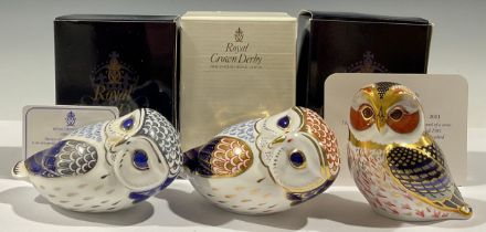 A Royal Crown Derby paperweight, Platinum Owl, 30th Anniversary Collection, limited edition 107/500,