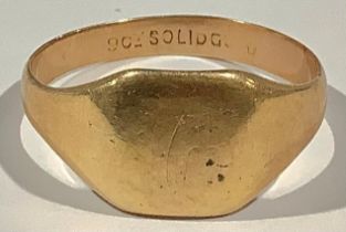 A 9ct gold signet ring, 3.2g