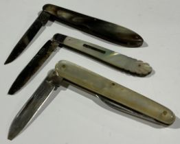 A mother of pearl and silver blade penknife; a horn and mother of pearl silver blade penknife (3)
