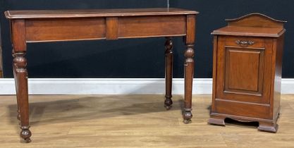 A Victorian oak side or serving table, c.1880; a late Victorian walnut purdonium, c.1890 (2)