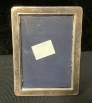 An Elizabeth II silver rectangular easel photograph frame, Sheffield 1996