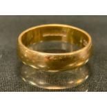 An 18ct gold wedding band, size R, 6.5g