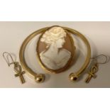 A Victorian 9ct gold cameo brooch 11.1g; an 18ct gold hollow cast bangle, 6.2g; a pair of gold