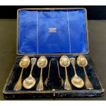 A set of six silver tea spoons, conforming sugar tongues, Sheffield,1915, boxed