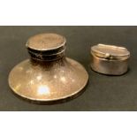 An oval silver pill box, London 1980; capstan inkwell, Birmingham 1919, 117.9g gross (2)