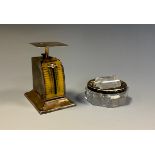 A set of George IV silver letter scales, 7.5cm high, Birmingham, 1923; a stamp roller (2)
