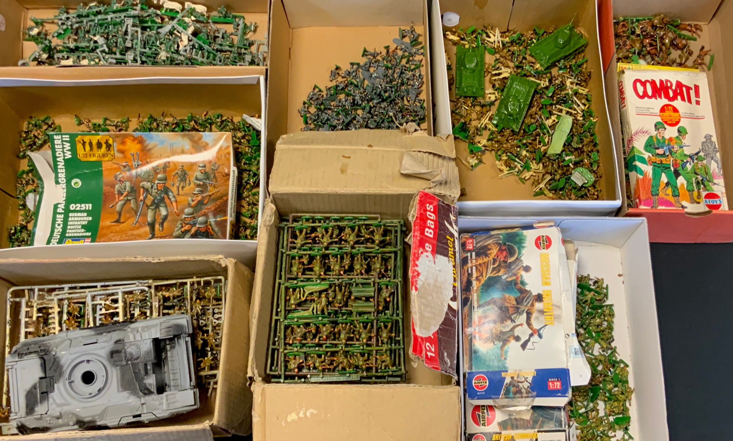 Toys and Juevenila - a quantity of war gaming figures including Airfix forward command post and - Image 2 of 2