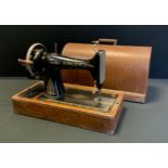 A hand-crank Singer sewing machine, Y1489570, cased