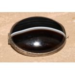 A banded agate brooch, 4cm wide