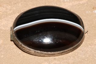 A banded agate brooch, 4cm wide