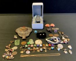Jewellery - a pair of 9ct gold mounted cultures pearl earrings, hardstone bracelet, jade pendants,