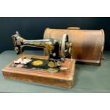 Singer sewing hand crank sewing machine, rdno.R187646, C.1910, cased